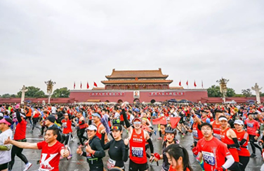 2019北京馬拉松雨中奔跑，艾比森一路相隨，全程護(hù)航